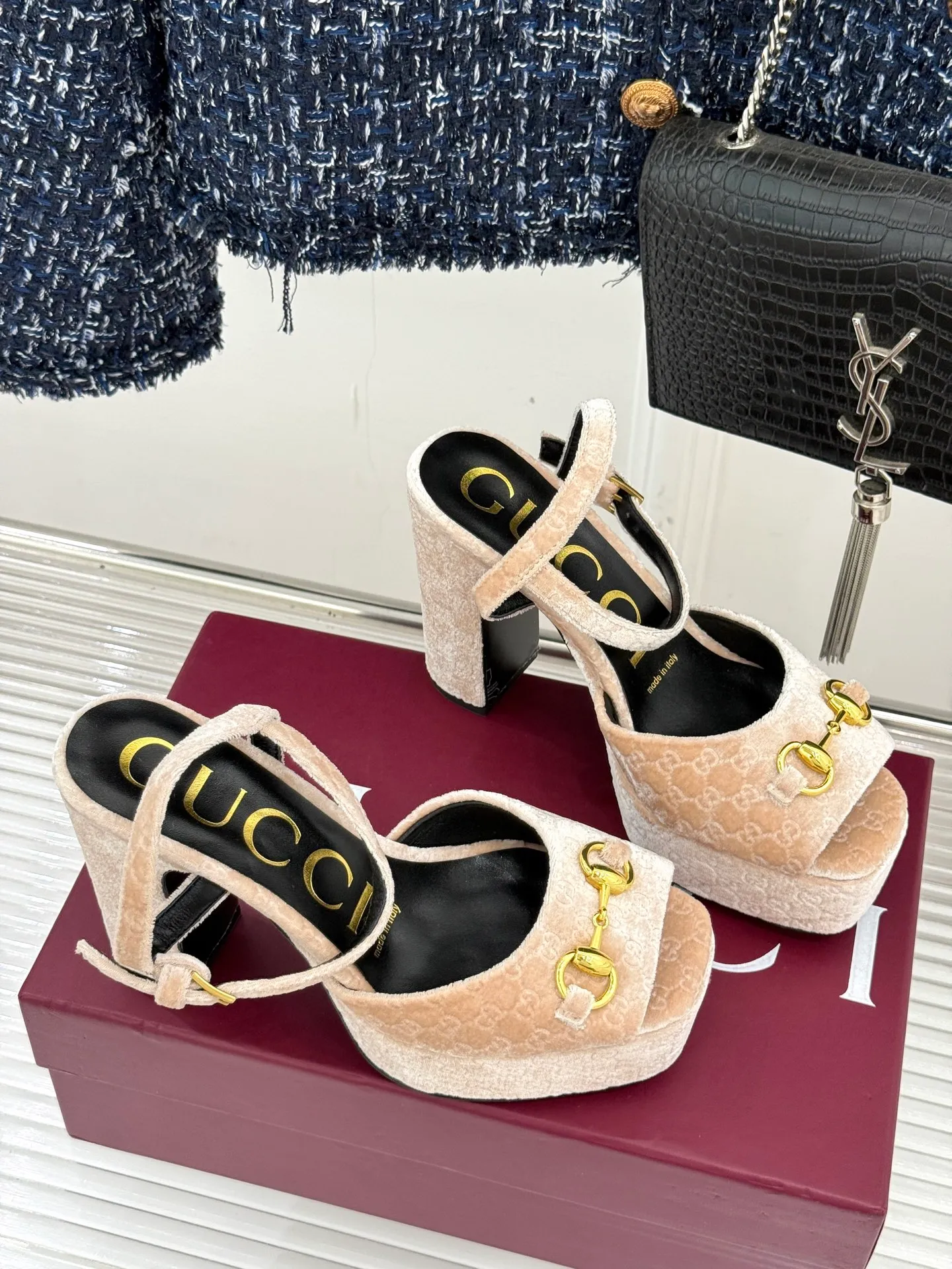 Factory direct sales p660🐘🐘Women's shoes Women's clothing Gucci/Gucci classic horsebit pointed velvet square toe waterproof platform high-heeled sandals When the classic horsebit meets velvet texture, these sandals have become synonymous with elegance and individuality. The square toe design breaks the sharpness of the pointed toe and adds a bit of retro laziness. The delicate velvet upper feels luxurious and shows a high-end texture with the flow of light and shadow. Every step brings a gentle aura. The iconic metal horsebit embellishes the shoe body, instantly awakening brand recognition and cleverly blending retro style with modern fashion. The golden ratio of waterproof platforms and high heels not only lengthens the leg lines but also reduces walking pressure, allowing elegance without compromising comfort. Whether worn with a gorgeous dress to attend a dinner party or paired with retro jeans for a daily look, it can easily hold the spotlight and become the finishing touch in the look, highlighting unique taste and extraordinary style. The fabric is made of original customized velvet and the inner pads are all sheepskin. Heel height: 10.8 Water platform: 3.3 Italian imported genuine leather outsole size: 35-39 (40/41/42 customized)